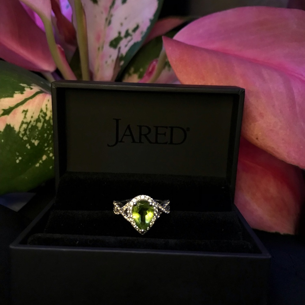 10K White Gold Pear Peridot